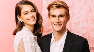 Cindy Crawfords Sohn Presley Gerber enthüllte ein neues Gesichtstattoo – und die Leute haben Gefühle presley gerber