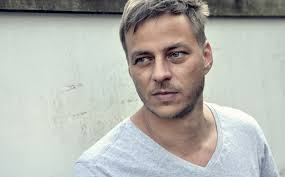 Hat Tom Wlaschiha eine Frau? Die Wahrheit hinter der Beziehung des Schauspielers inmitten von Homo-Gerüchten tom wlaschiha
